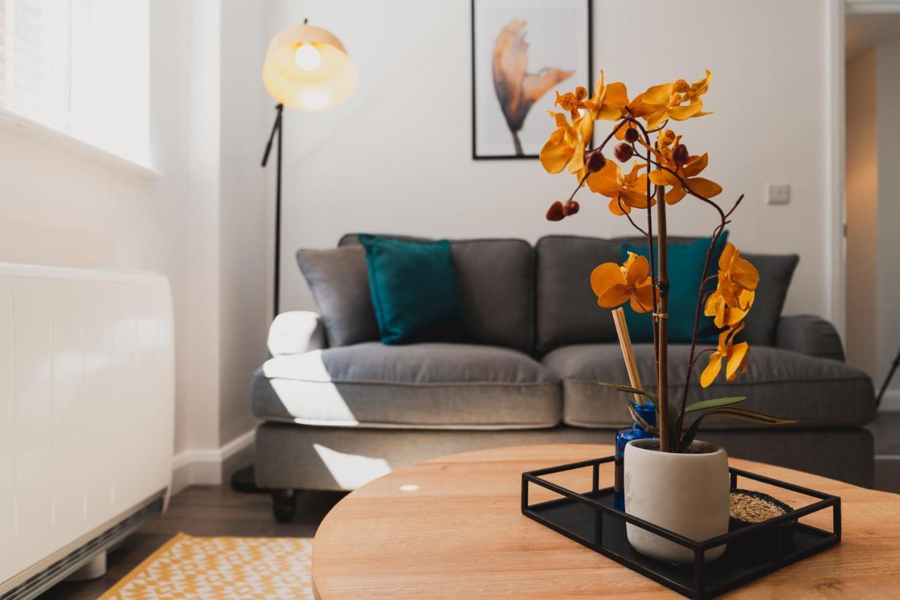 Must See Vibrant Contemporary Two Bed Apartment