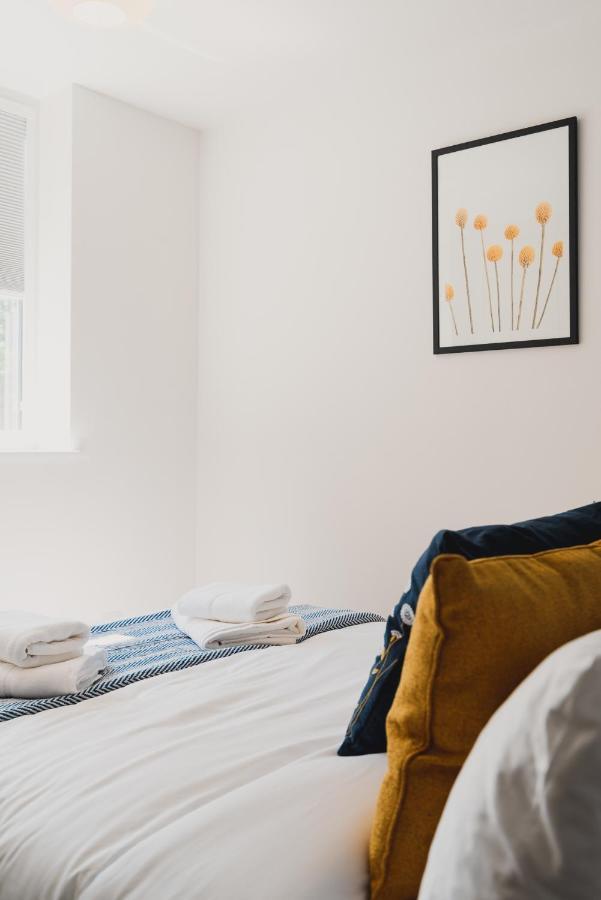 Must See Vibrant Contemporary Two Bed Apartment *